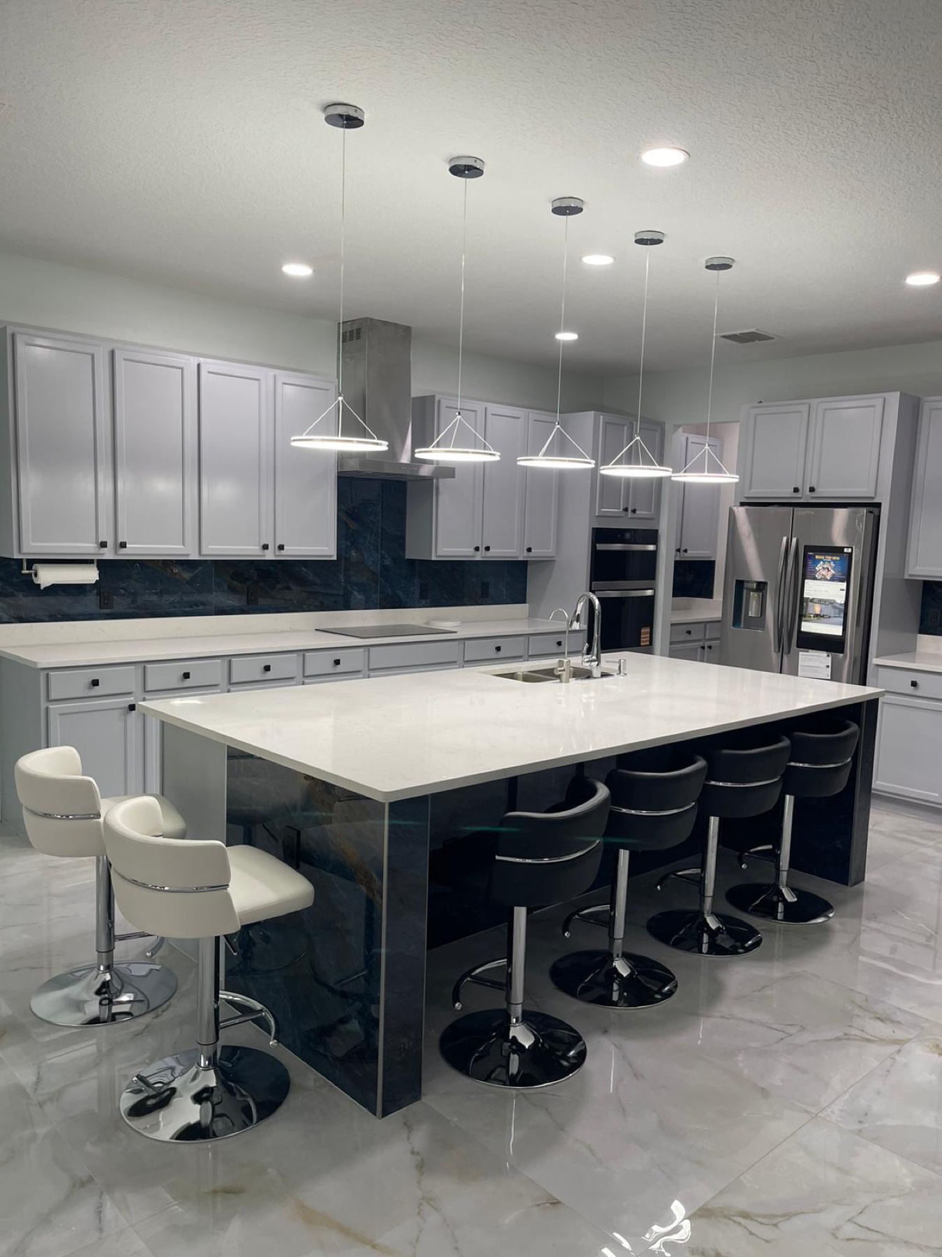 Doctor Phillips Residence kitchen with Voyage Blue porcelain surfaces